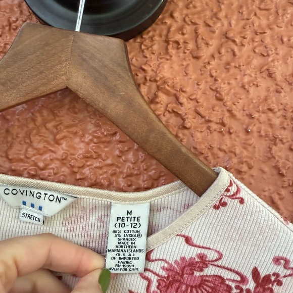 Women’s Covington Stretch Red Cream Floral 3/4 Sleeve Shirt Size Medium Petite - Picture 2 of 3